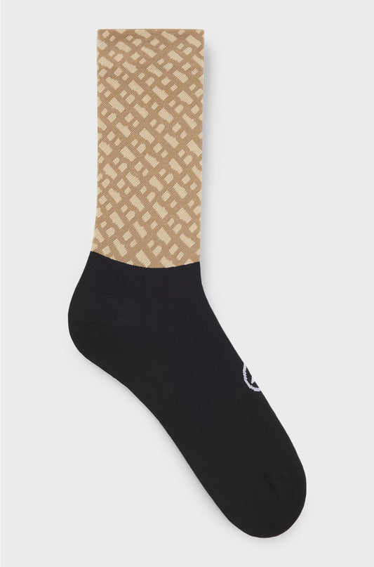 MOISTURE-WICKING CYCLING SOCKS WITH SEAMLESS CONSTRUCTION